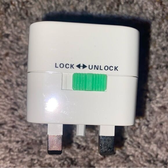 UNIVERSAL TRAVEL OUTLET ADAPTER & SURGE PROTECTOR - Picture 4 of 6